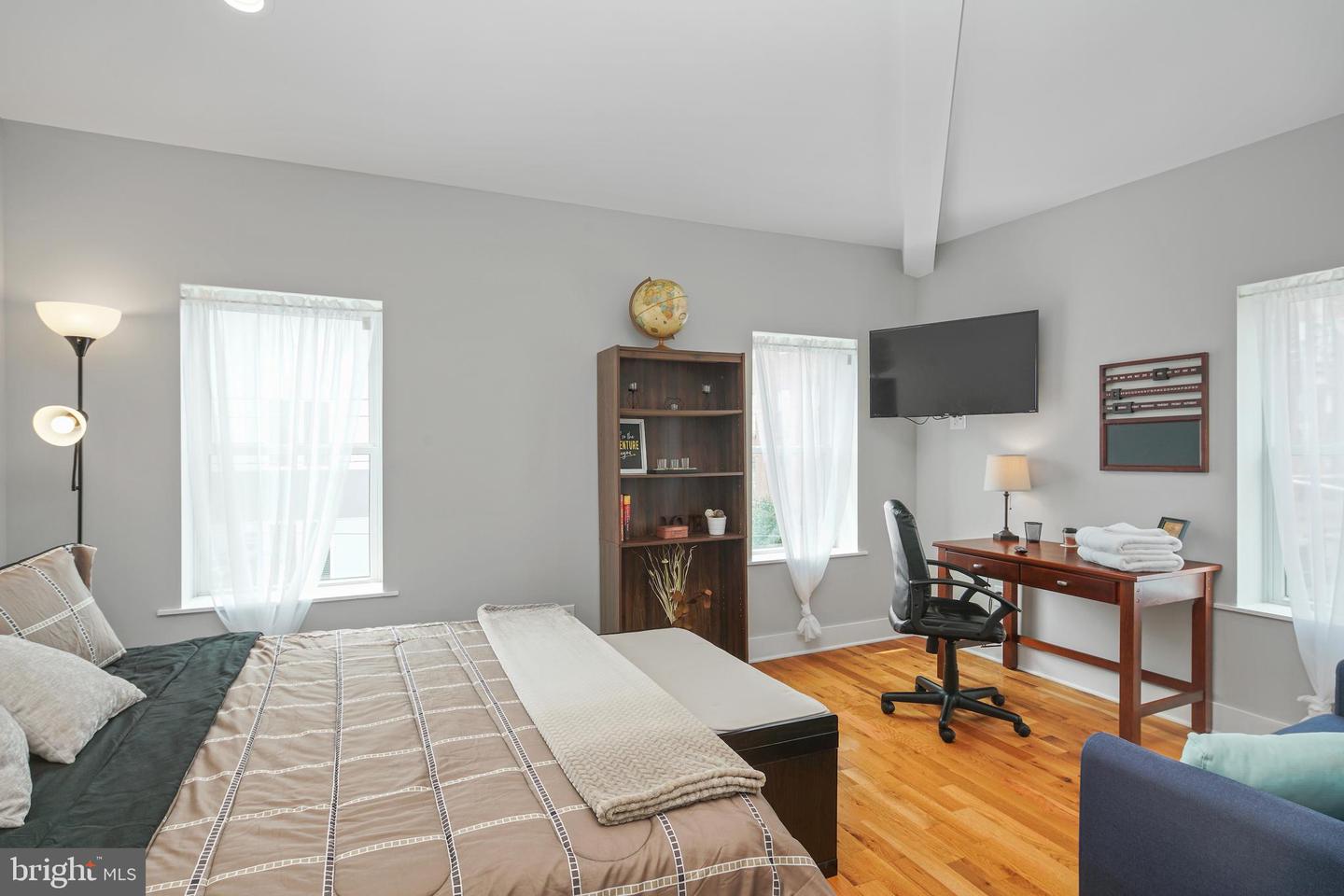 2049 E Hagert St #upper Property Photo 26