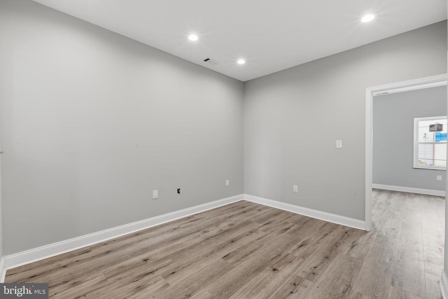 3261 N 13th St Property Photo 19