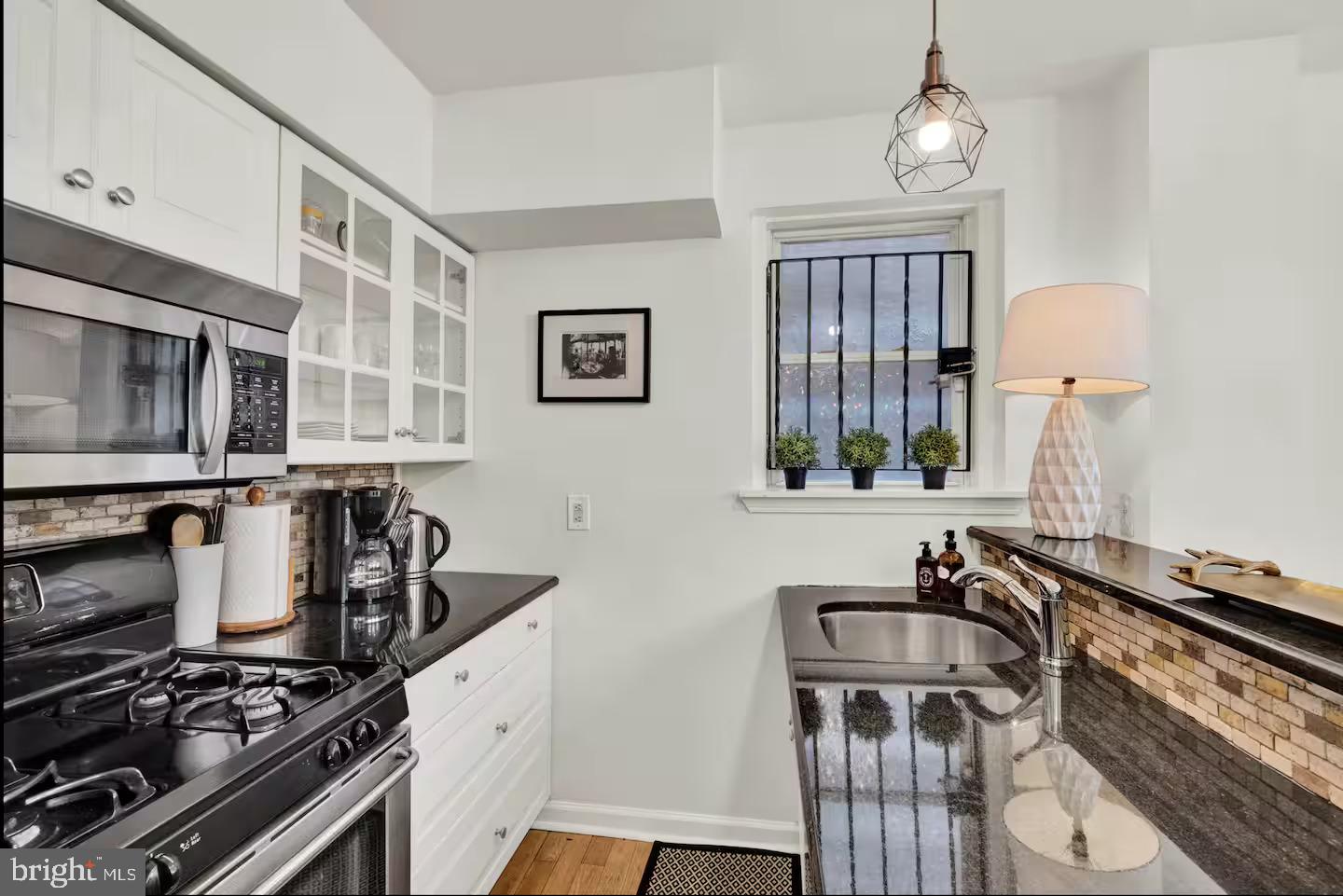 1802 Carpenter St Property Photo 3