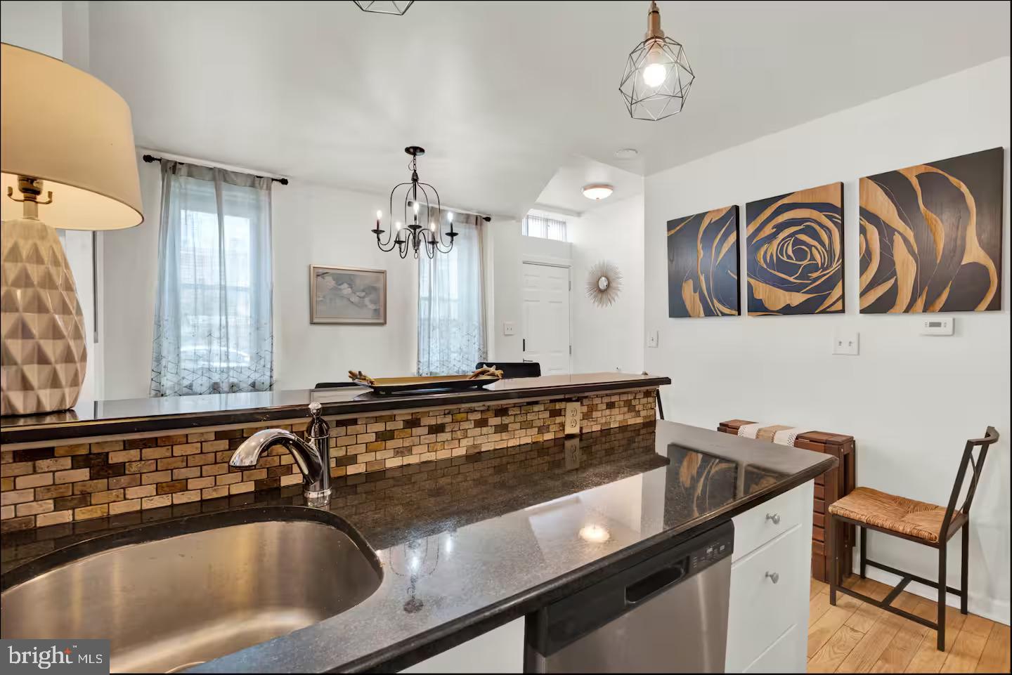 1802 Carpenter St Property Photo 5