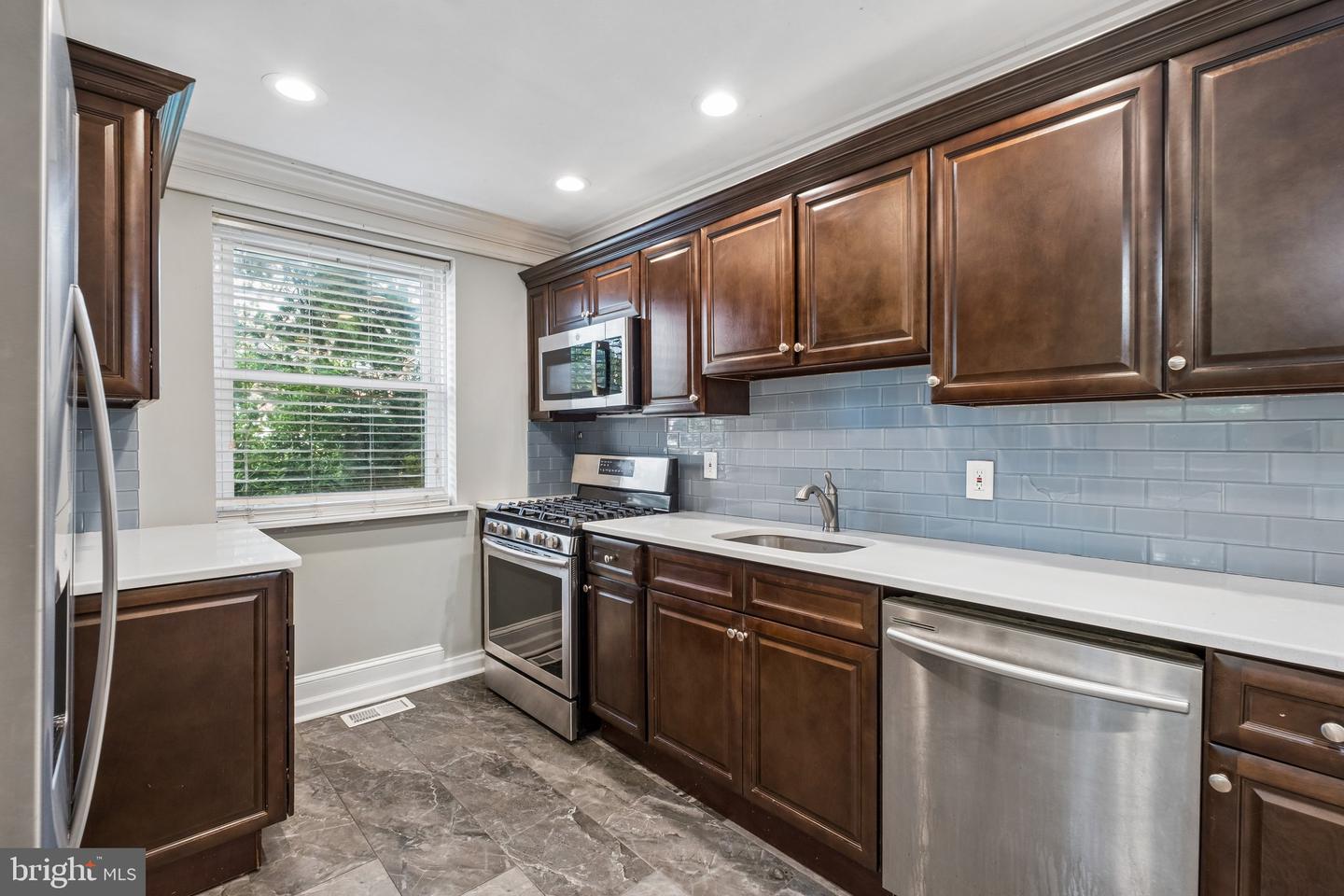 1034 E Slocum St Property Photo 6