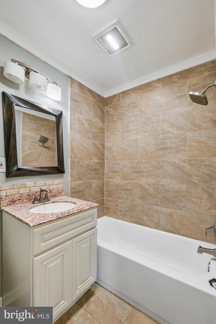 1034 E Slocum St Property Photo 10