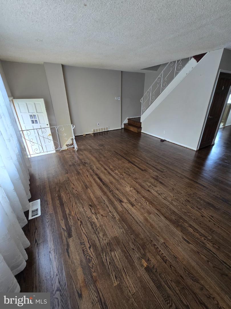 12729 Elnora Rd Property Photo 3