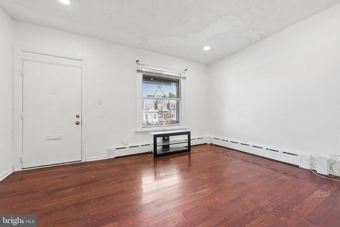 5848 Warrington Ave Property Photo 9