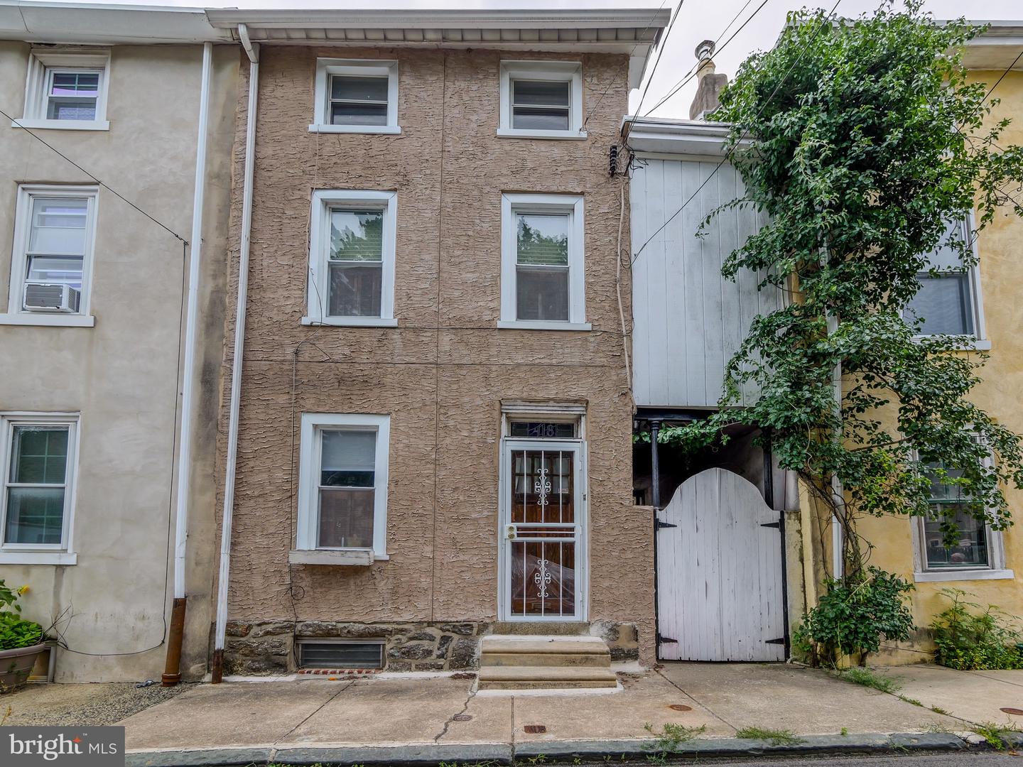 418 W Woodlawn St Property Photo 1