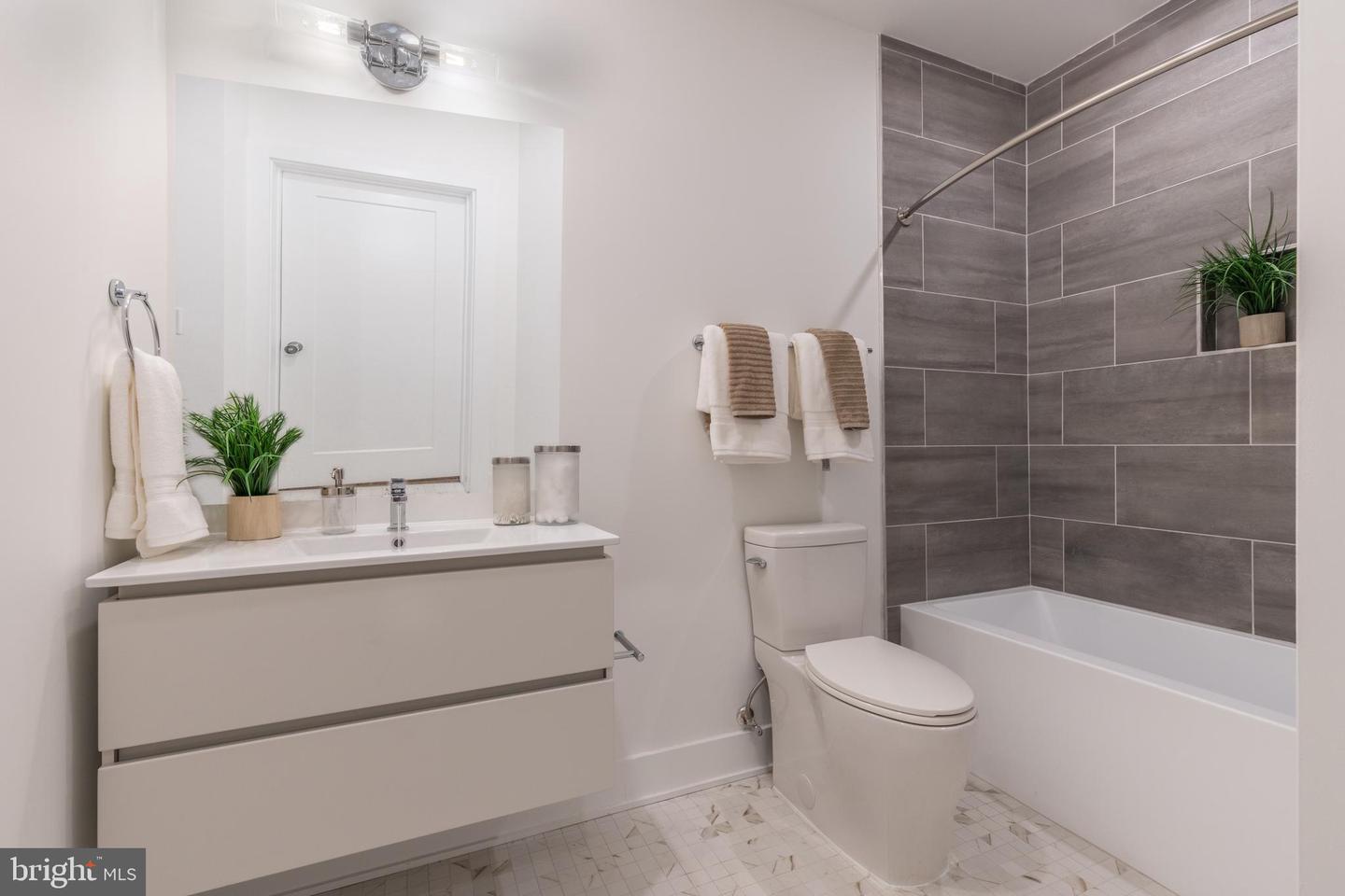 5545 Pulaski Ave #104 Property Photo 17