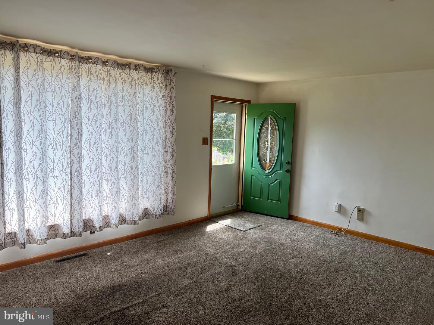 8520 Castor Ave Property Photo 6
