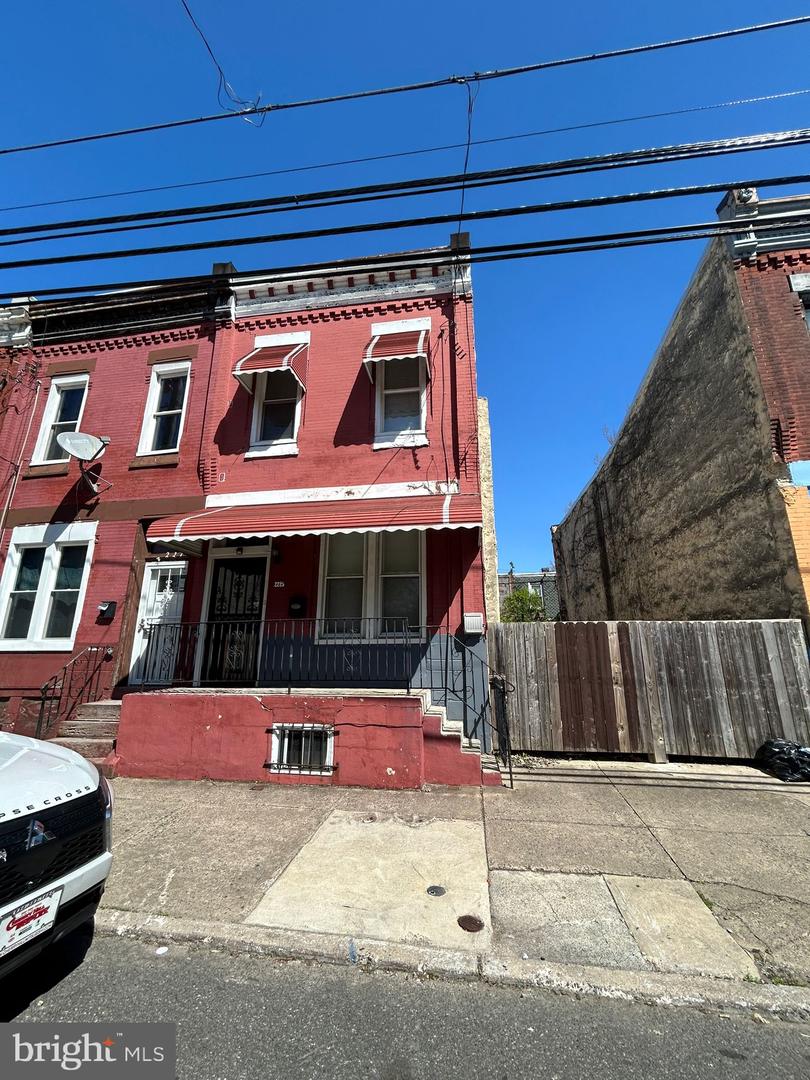 2225 N 17TH ST Property Photo 1