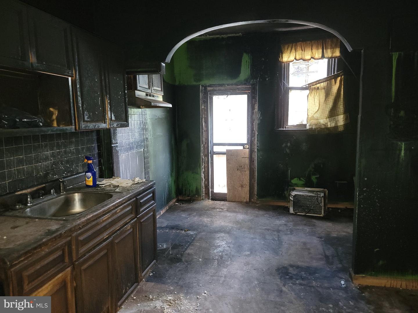 3223 N Dover St Property Photo 5