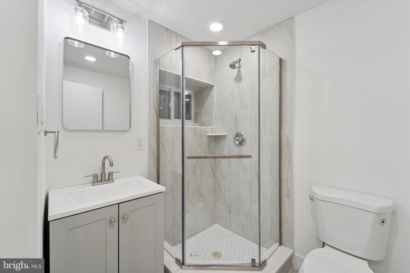 812 W Roosevelt Blvd Property Photo 2