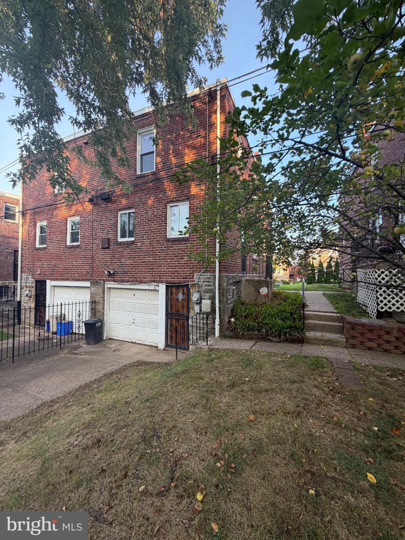 941 E Slocum St Property Photo 2