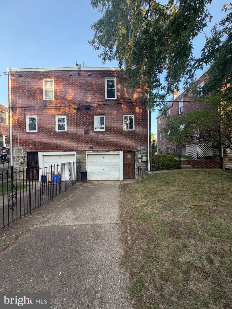 941 E Slocum St Property Photo 3
