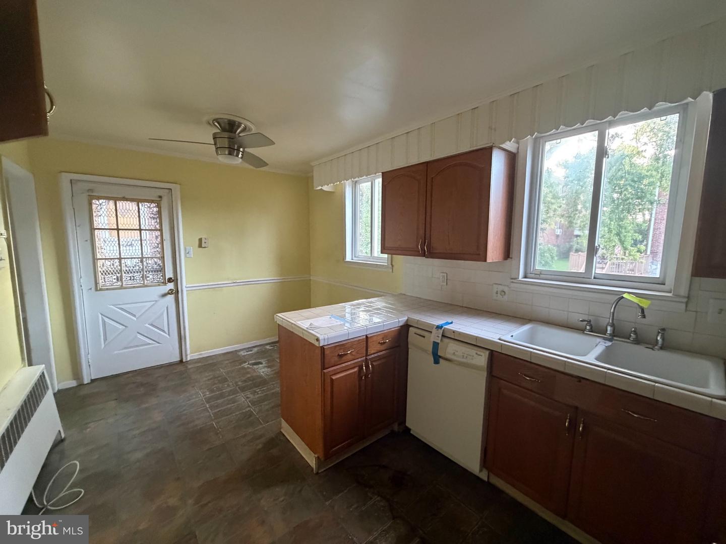 941 E Slocum St Property Photo 10
