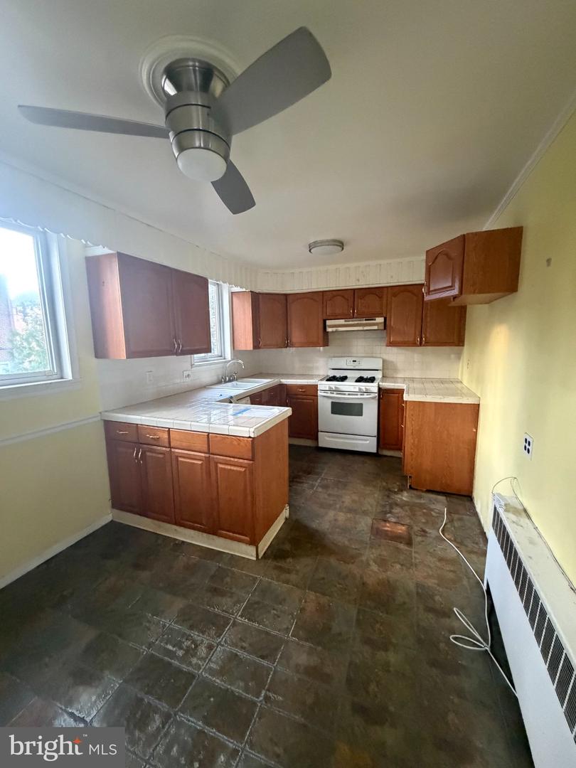 941 E Slocum St Property Photo 12