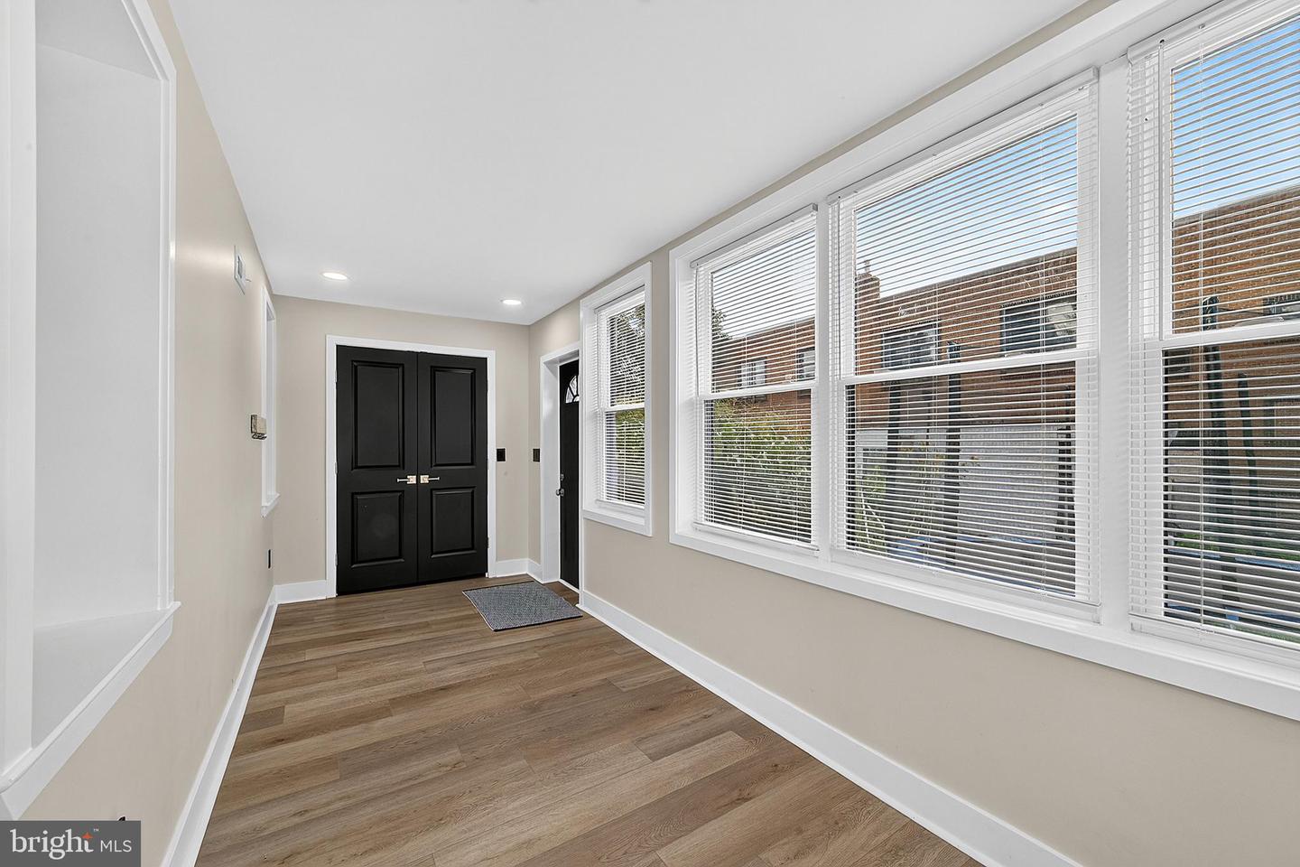 1542 Haines St Property Photo 16