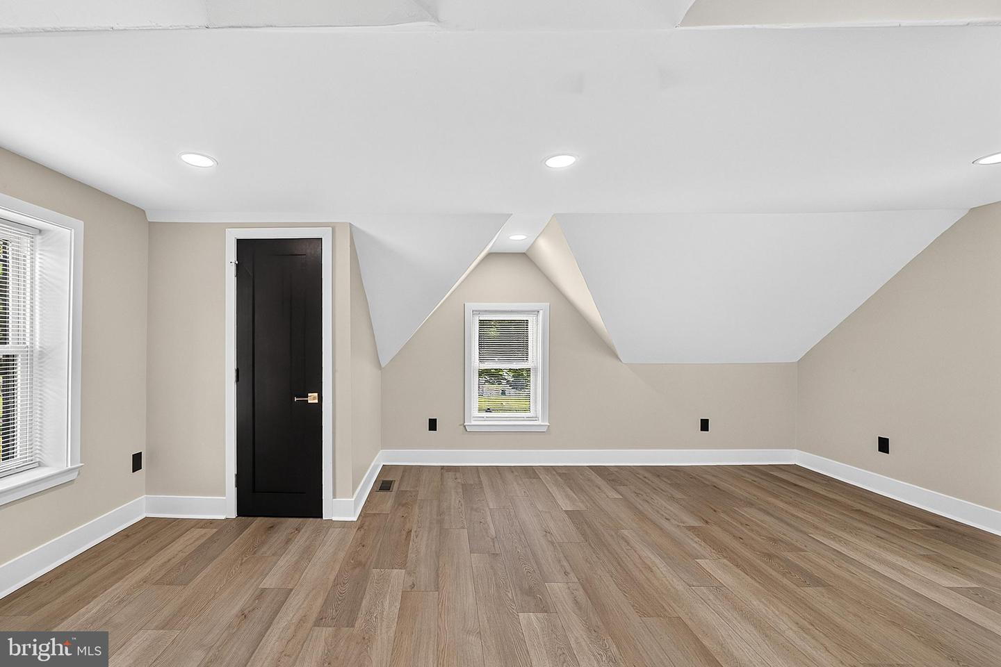1542 Haines St Property Photo 33