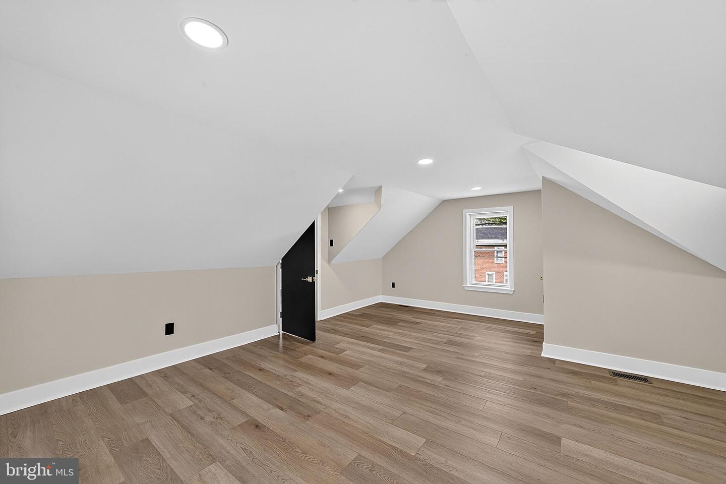 1542 Haines St Property Photo 34