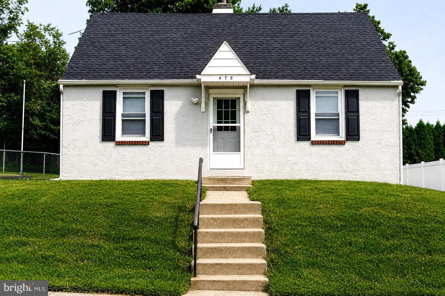 475 Evergreen Ave Property Photo 1