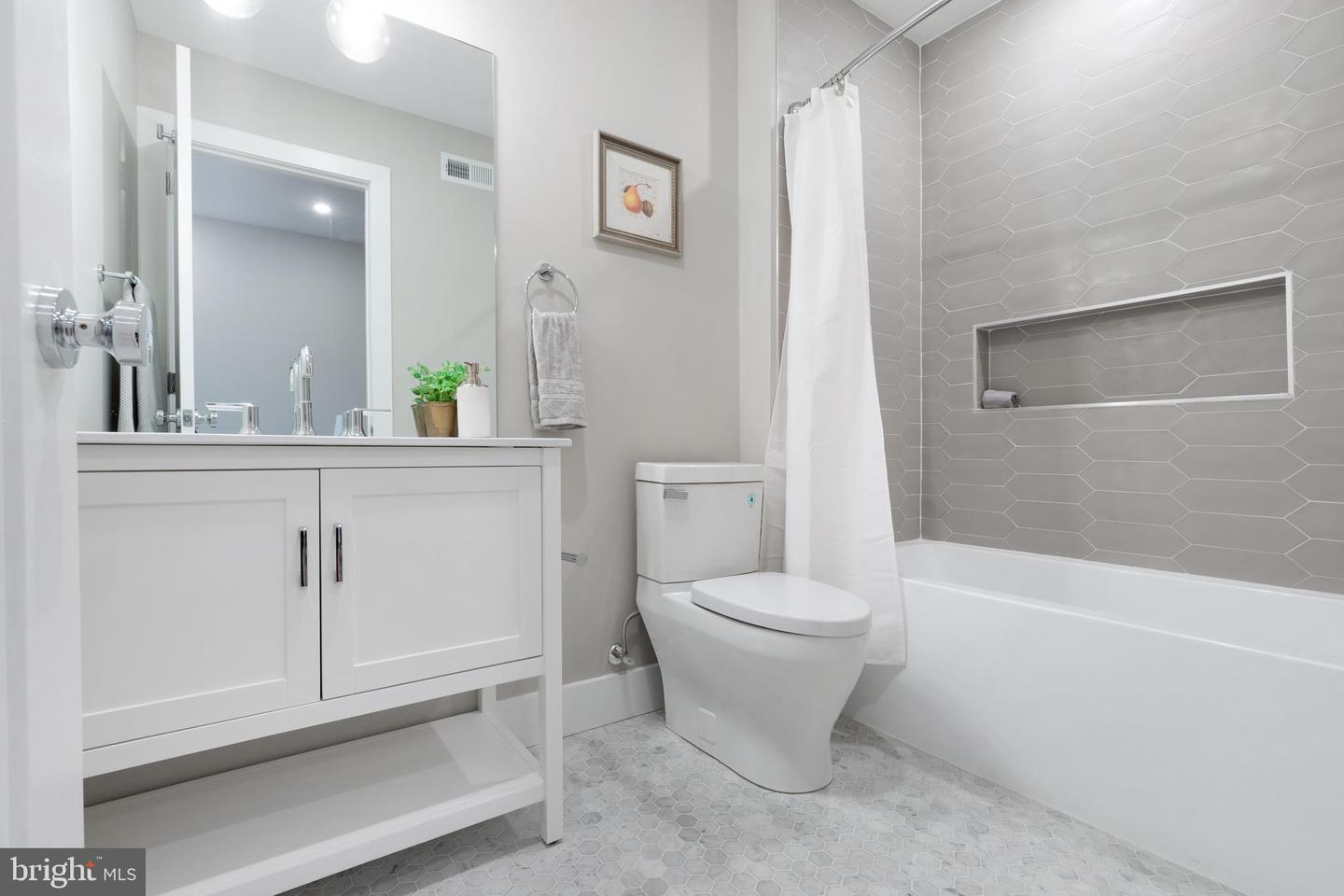 52 W Washington Ln #304 Property Photo 19