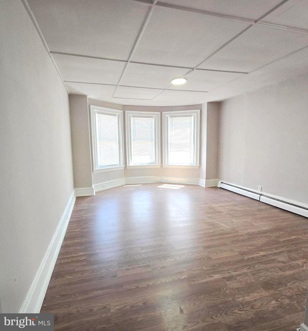 509 E Washington Ln #2nd Floor Front Property Photo 5