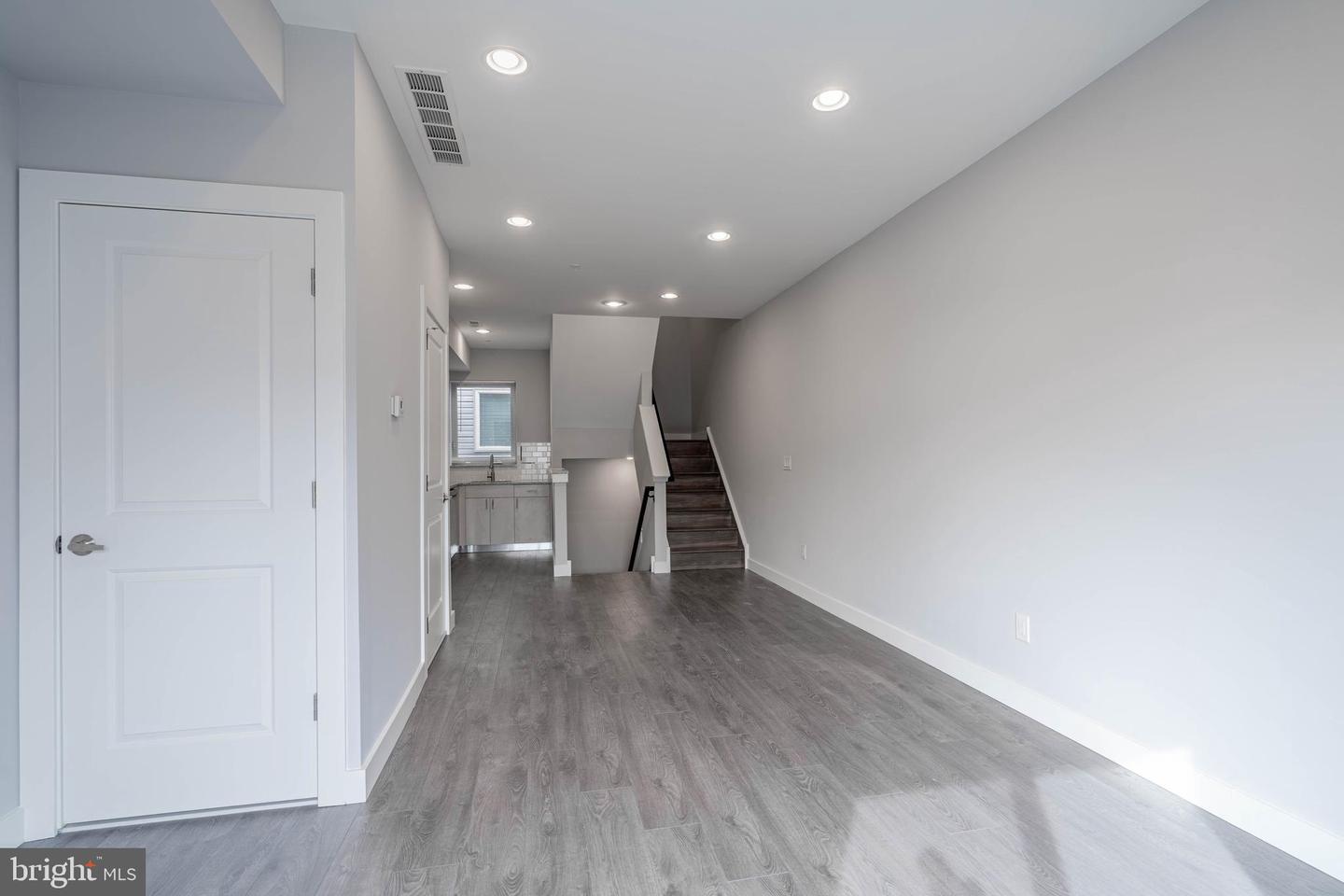 531 W Berks St Property Photo 13