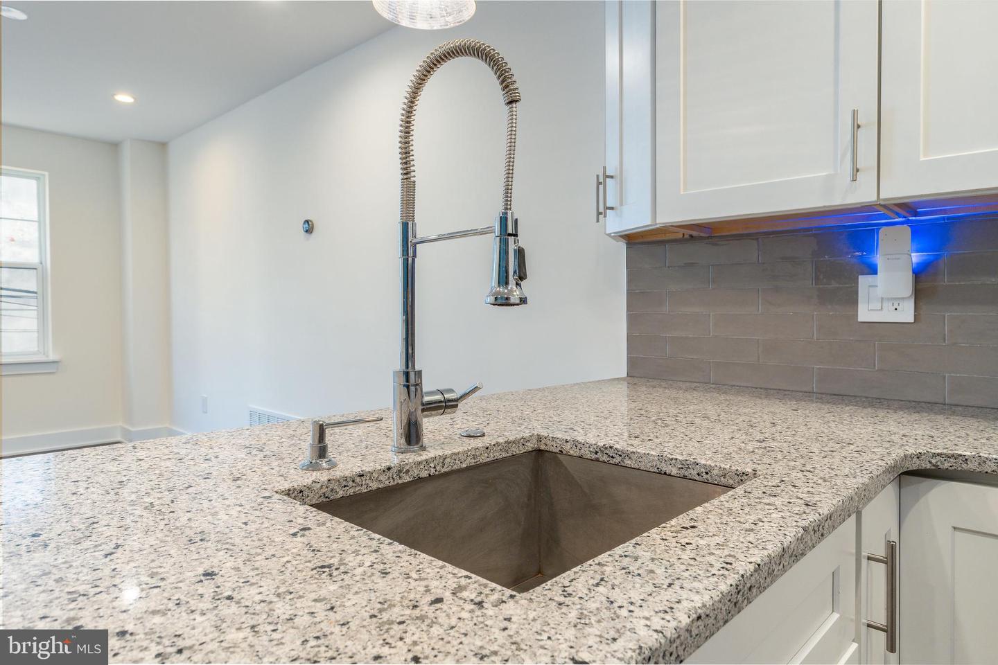 1139 Clay St #2 Property Photo 11