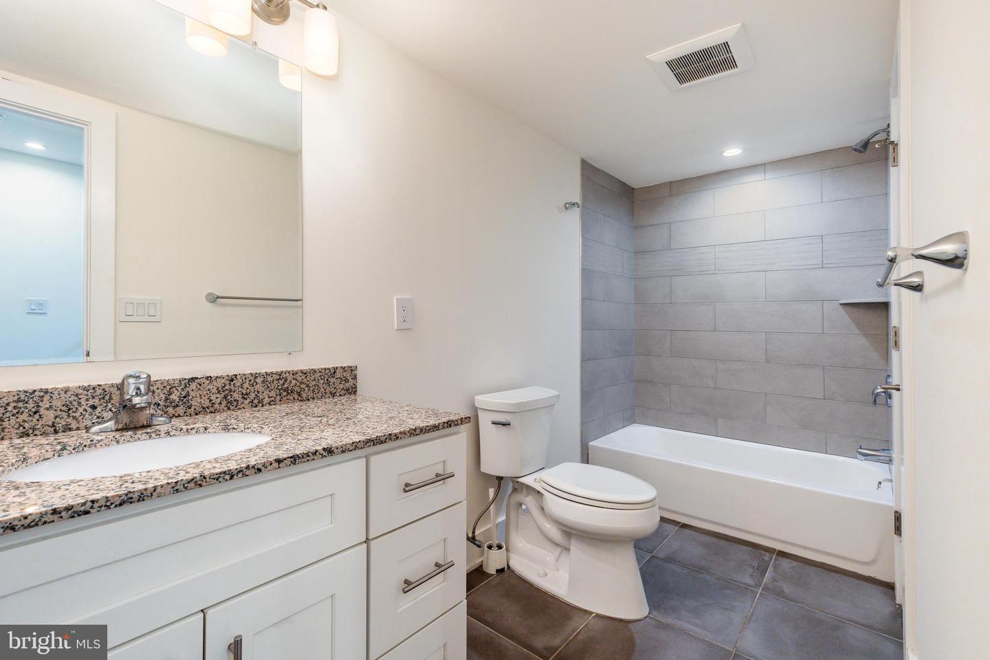 1139 Clay St #2 Property Photo 18