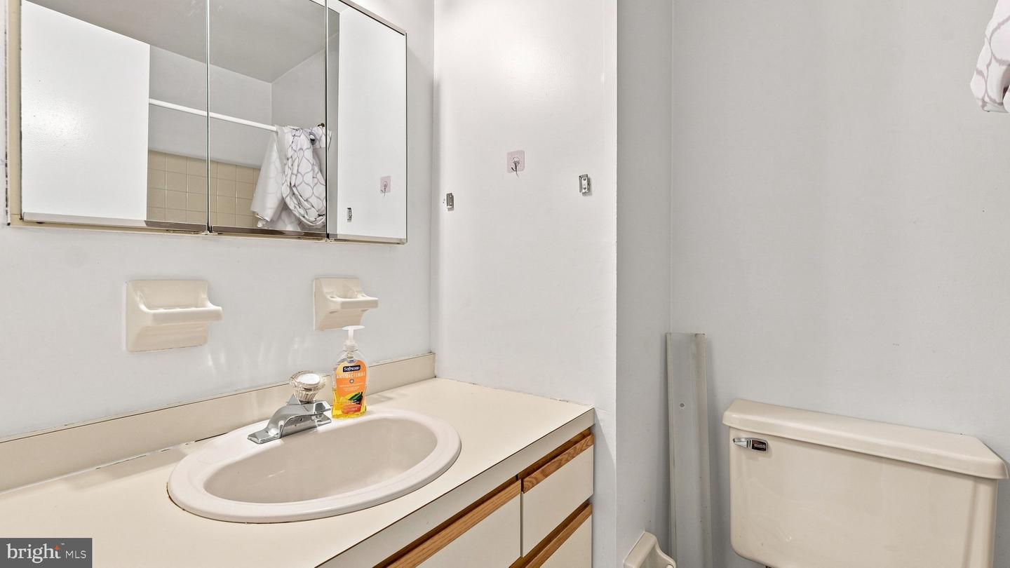 9522-00 James St #82a Property Photo 15