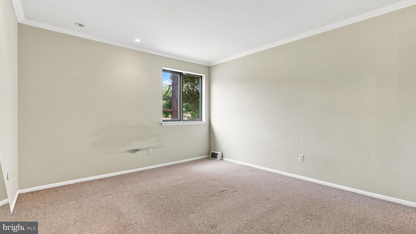 9522-00 James St #82a Property Photo 17