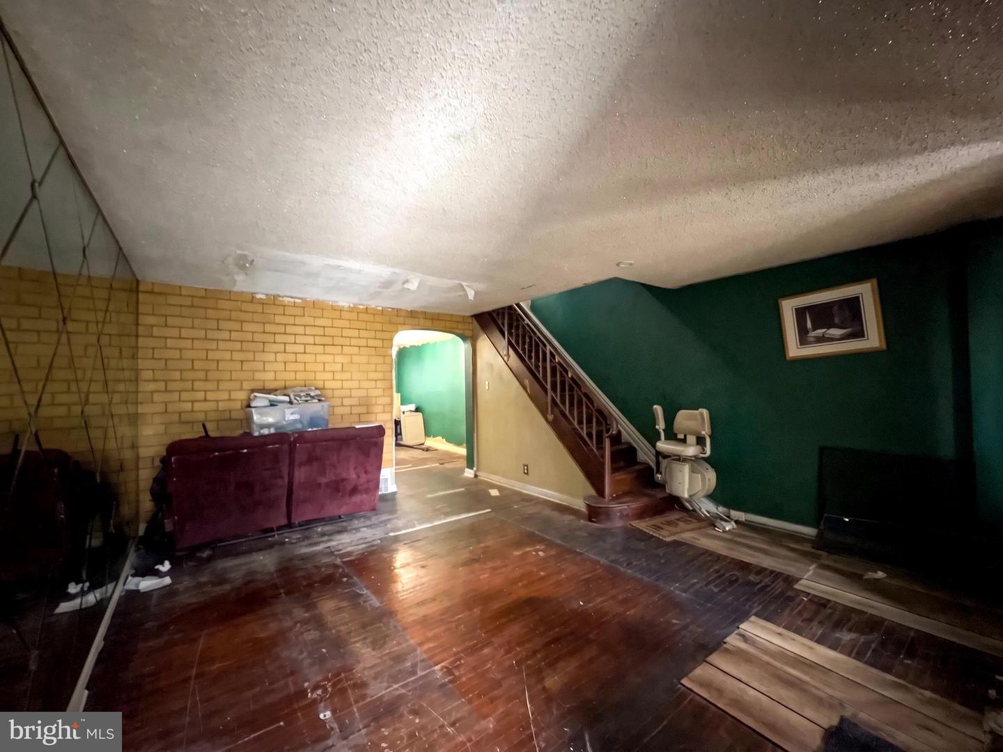 230 E Fariston Dr Property Photo 4