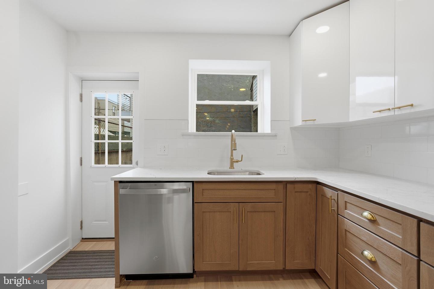 1124 Mifflin St Property Photo 12