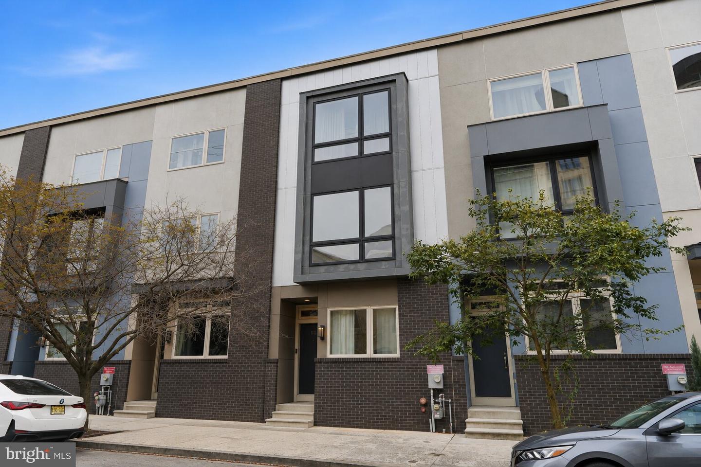 1111 N HOWARD ST Property Photo 1