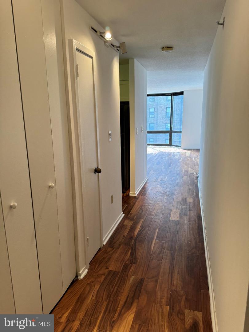 2018-2032 Walnut St #7m Property Photo 2