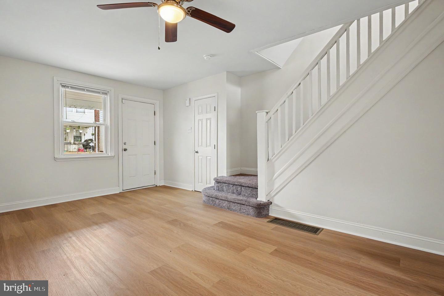 4033 Glendale St Property Photo 6