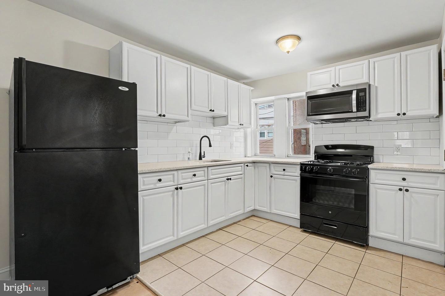 4033 Glendale St Property Photo 7