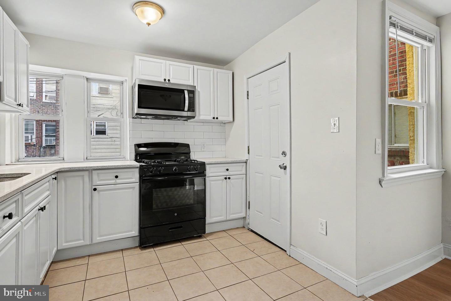 4033 Glendale St Property Photo 10