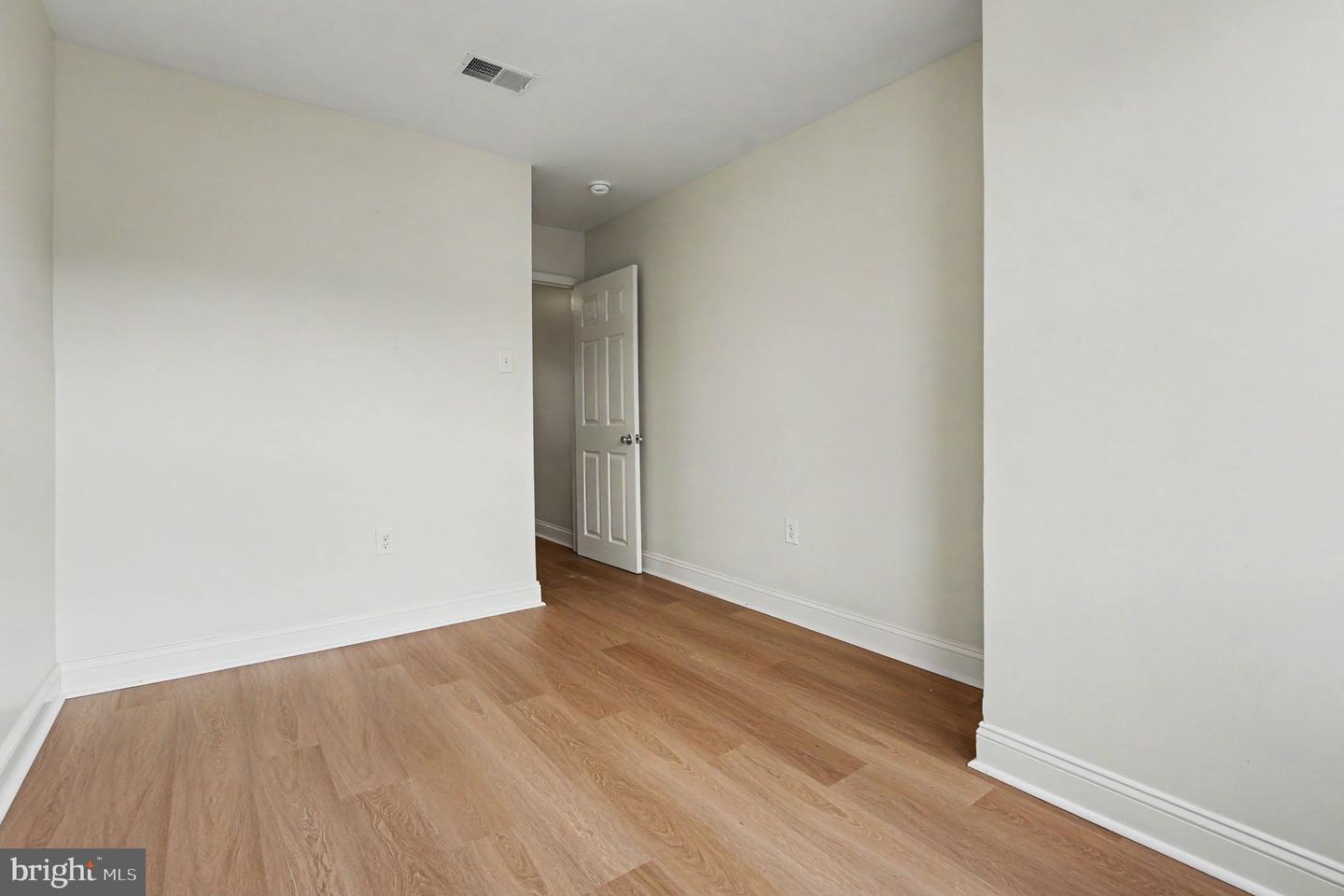 4033 Glendale St Property Photo 16