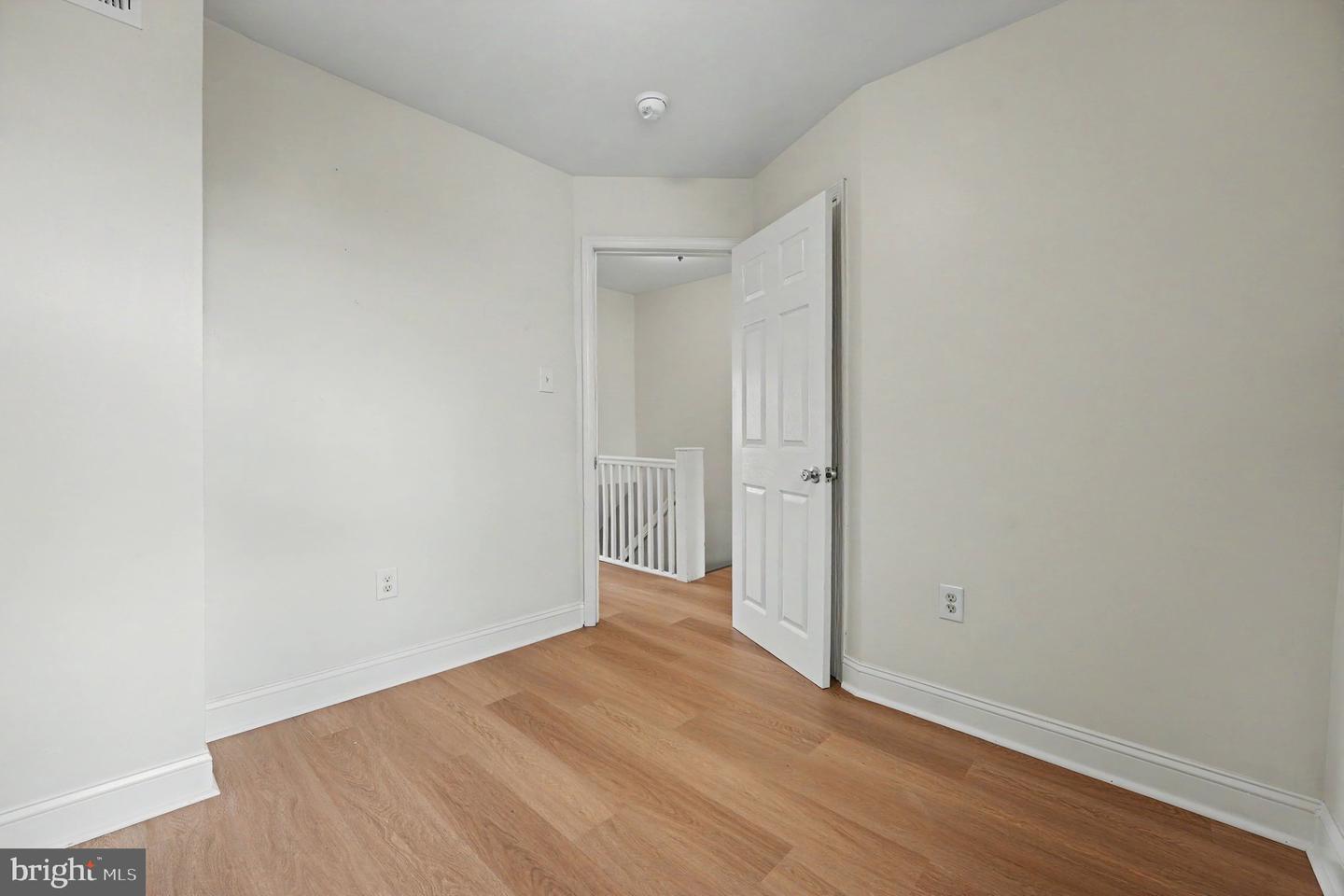 4033 Glendale St Property Photo 18