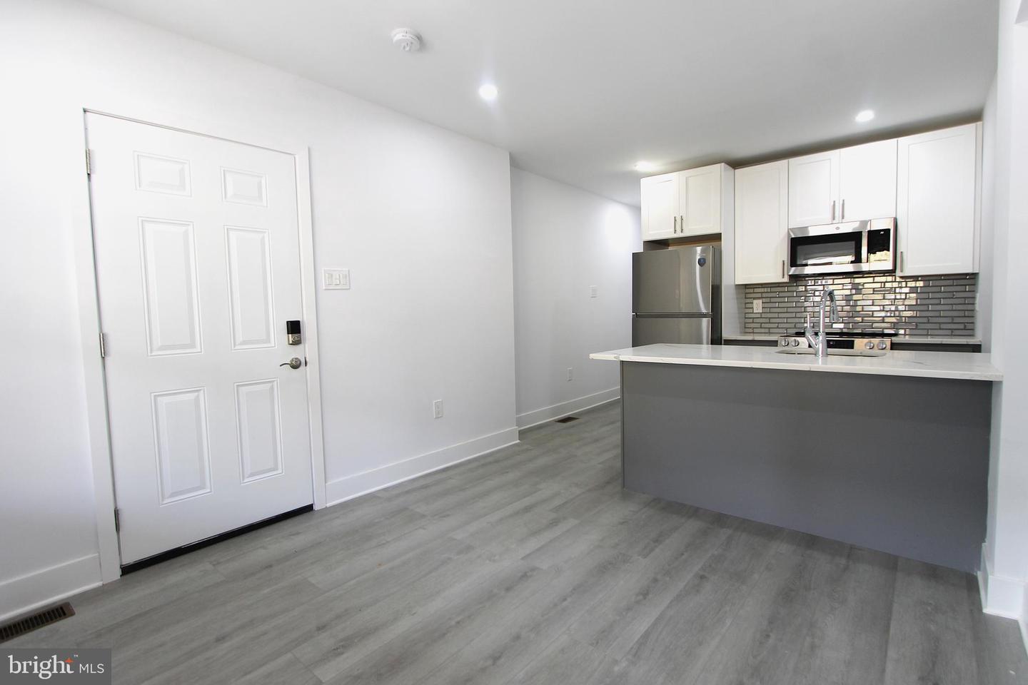 103 E Coulter St #1st Floor Property Photo 3