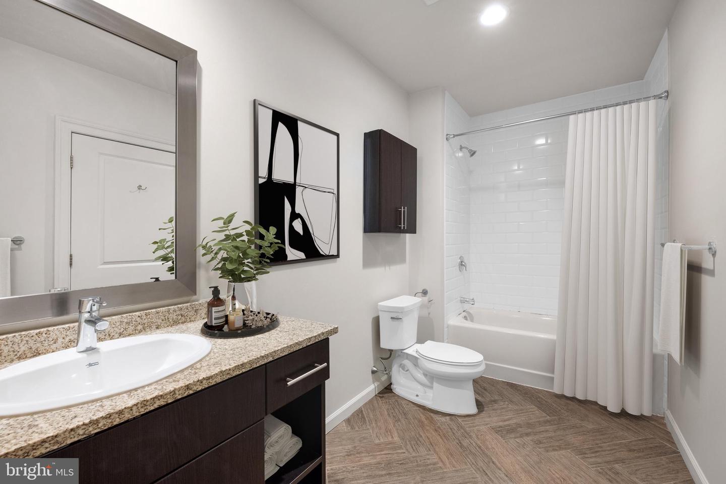 235 N Columbus Blvd #1019 Property Photo 6