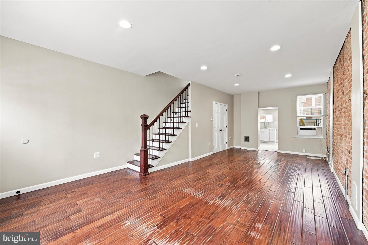 2722 E Madison St Property Photo 2