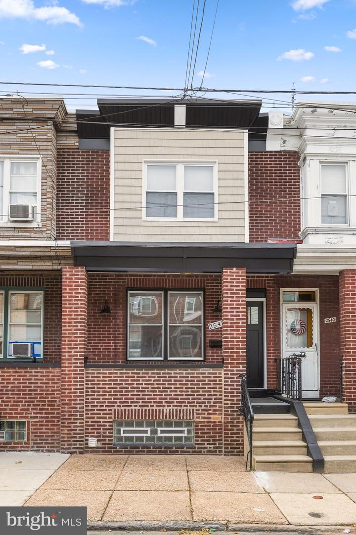 2542 E Monmouth St Property Photo 1