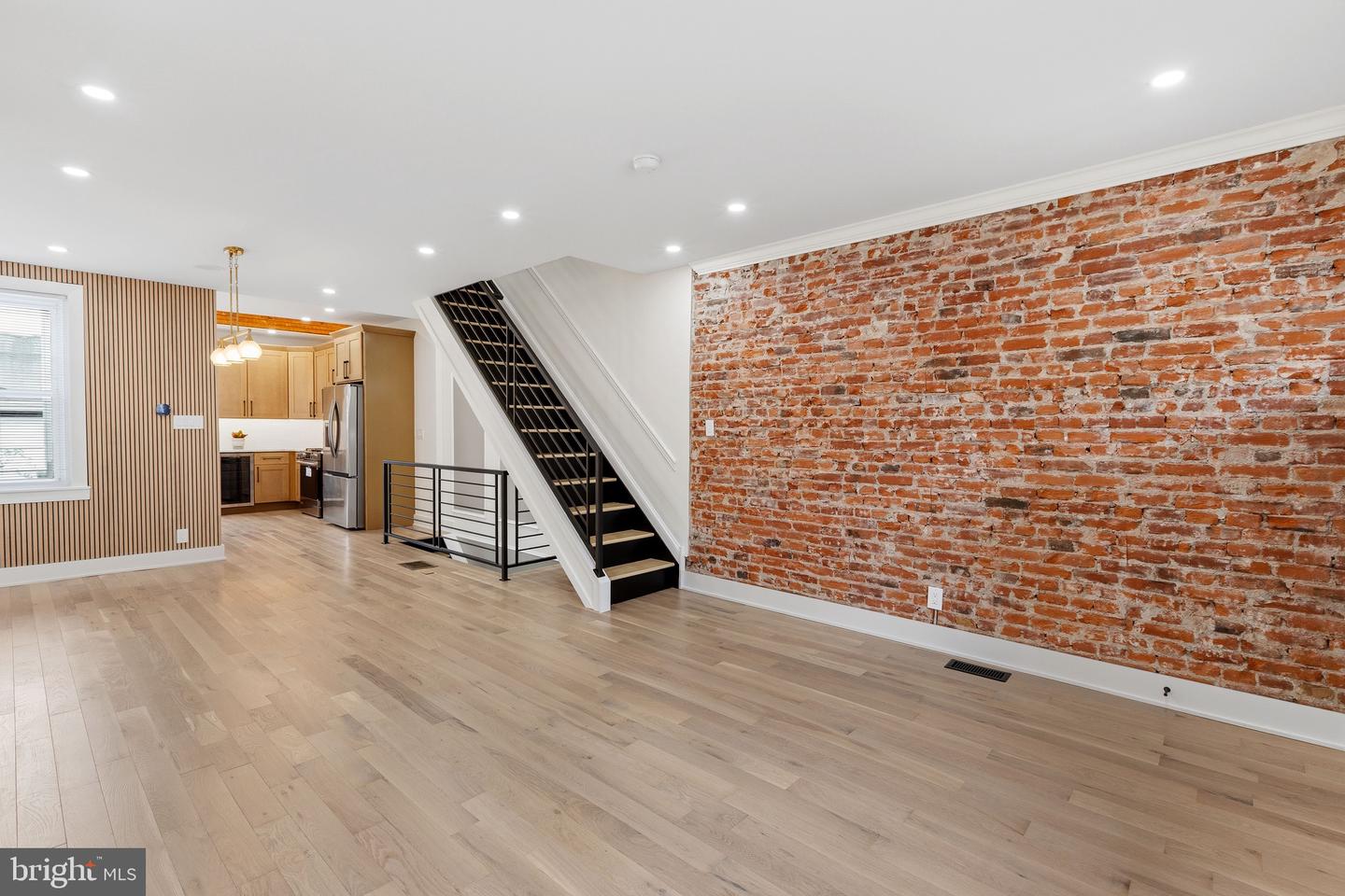 2542 E Monmouth St Property Photo 6