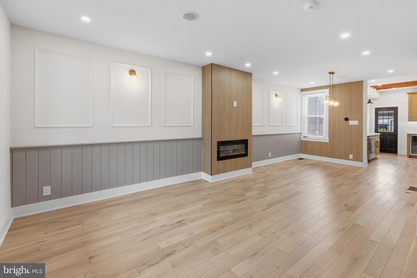 2542 E Monmouth St Property Photo 10