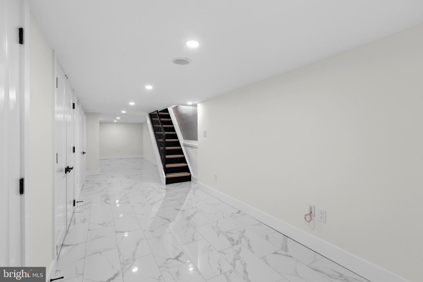 2542 E Monmouth St Property Photo 12