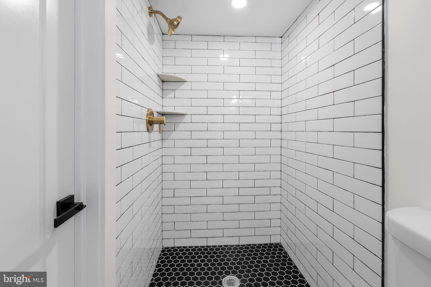 2542 E Monmouth St Property Photo 17