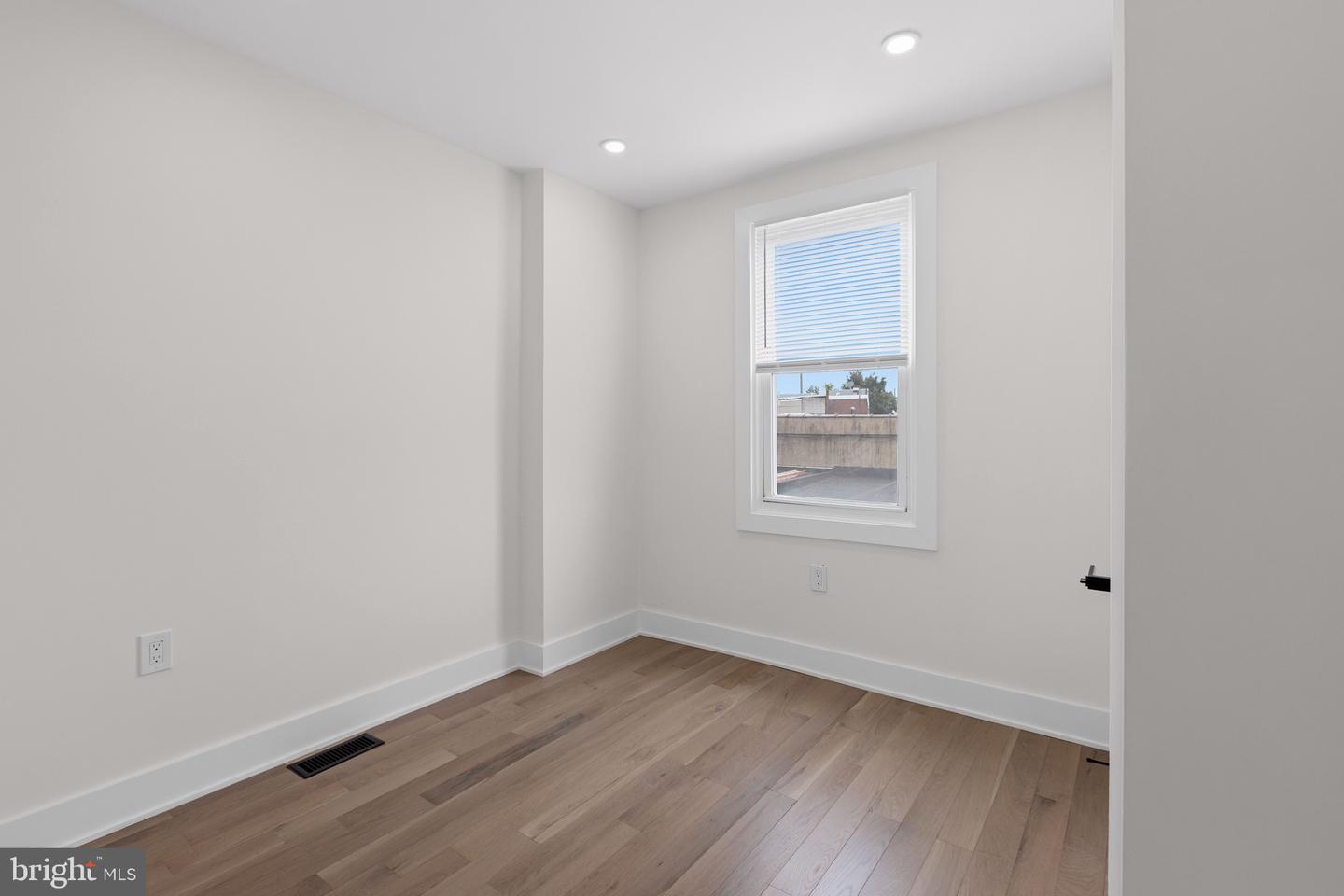 2542 E Monmouth St Property Photo 31