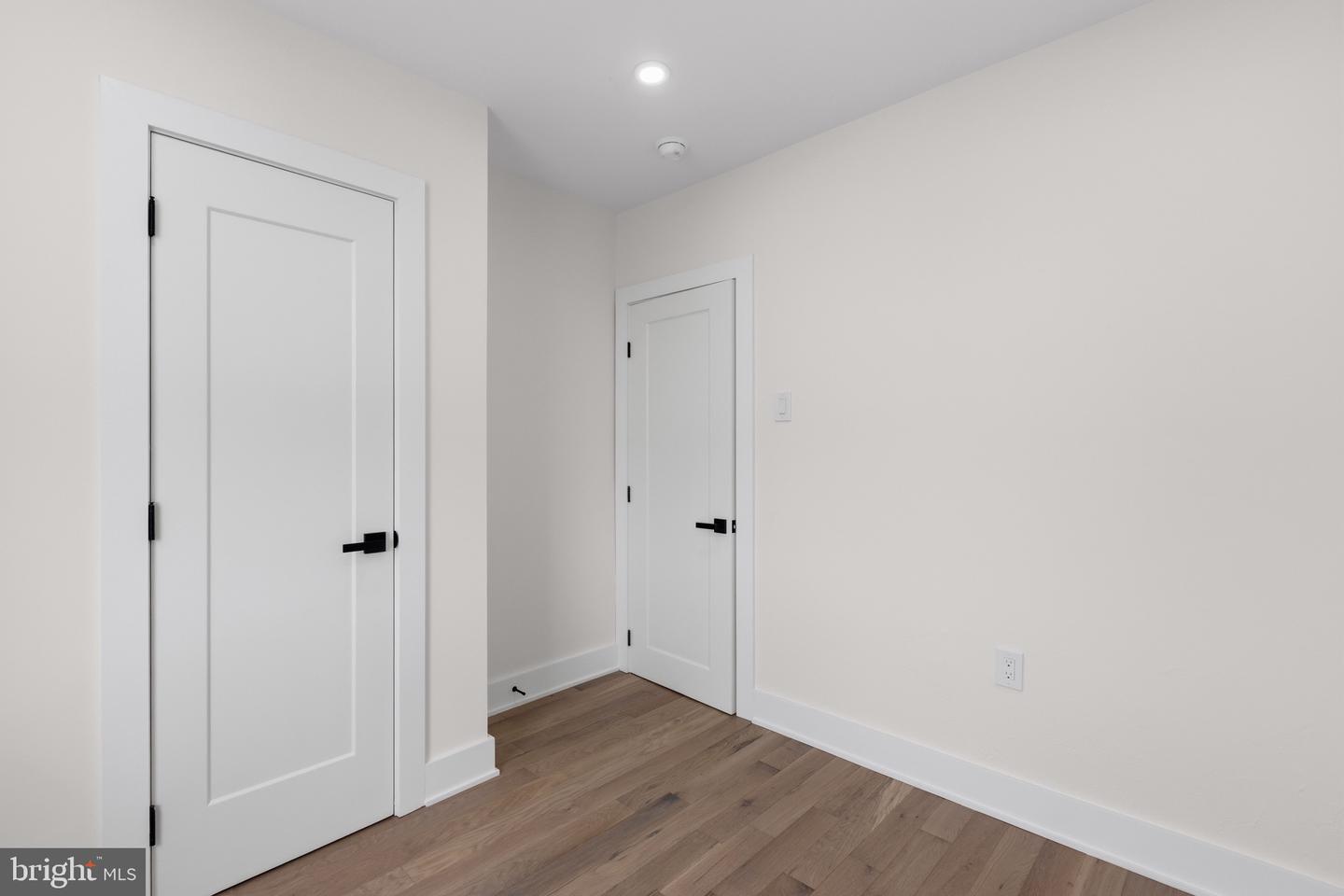 2542 E Monmouth St Property Photo 32
