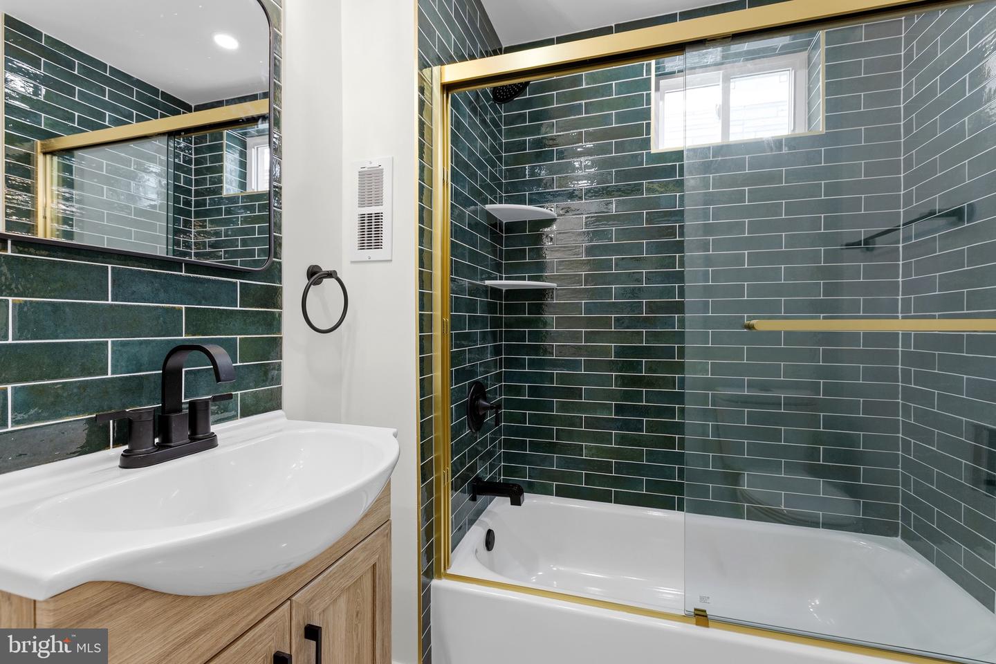 2542 E Monmouth St Property Photo 35