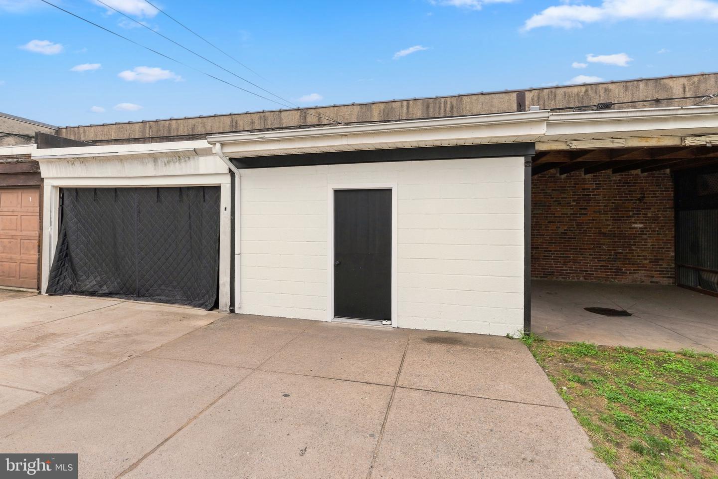 2542 E Monmouth St Property Photo 43